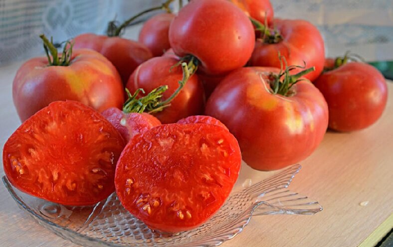 Для салата, лечо и аджики не найдете ничего лучше, чем помидоры розовый мед