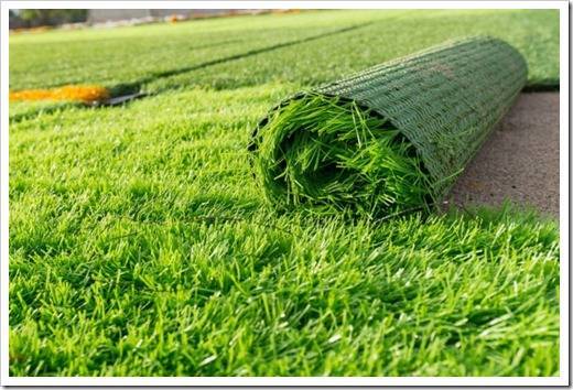 Искусственная трава в рулонах: особенности укладки