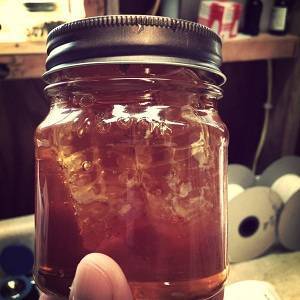Как употреблять мед в сотах