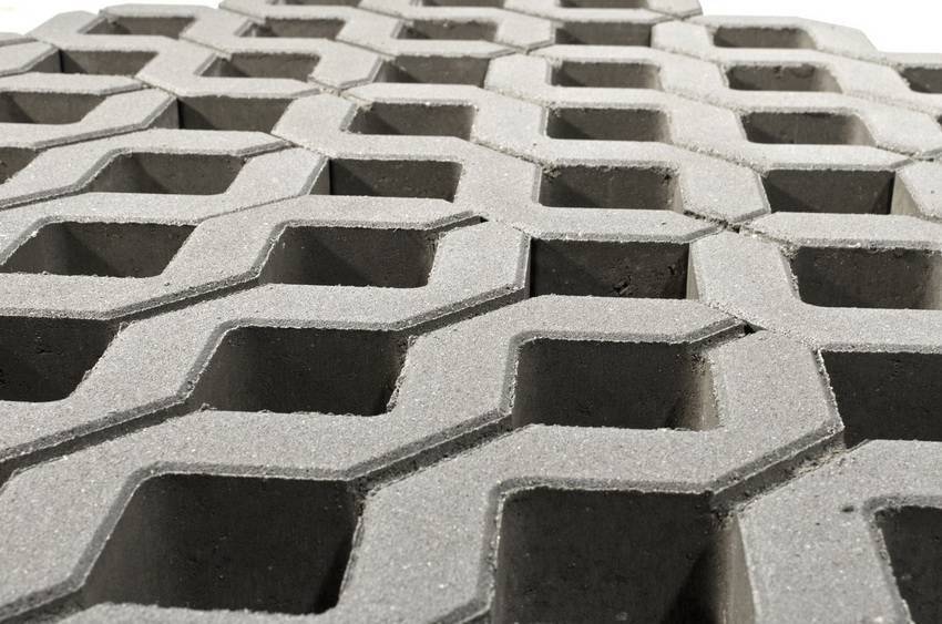 Решётка газонная бетонная: преимущества и достоинства