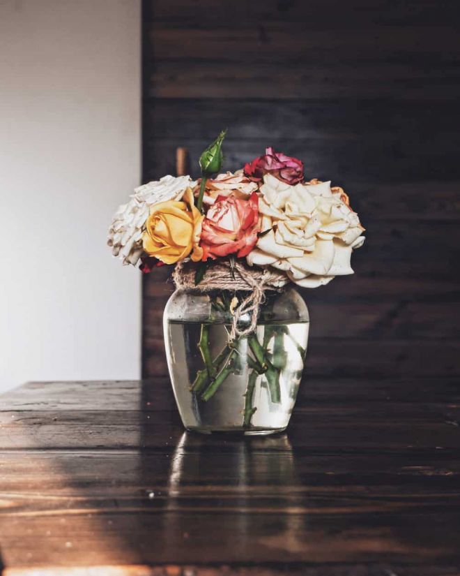 Что добавить в воду, чтобы розы стояли подольше в вазе, как и в какую жидкость нужно ставить срезанные цветы, чтобы сохранить их долго, надо ли положить аспирин?