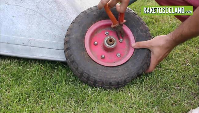 Как отремонтировать садовую тачку. ремонтируем колесо садовой тачки