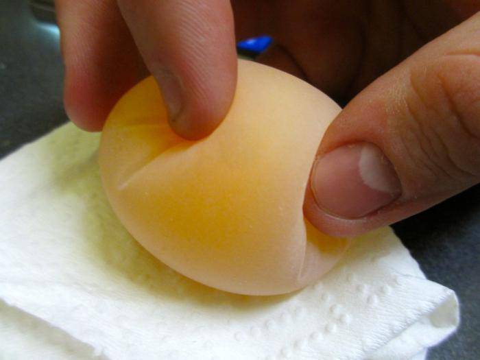 Почему куры несут маленькие яйца и что делать?