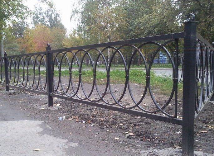 Ограда из заборной пластиковой сетки