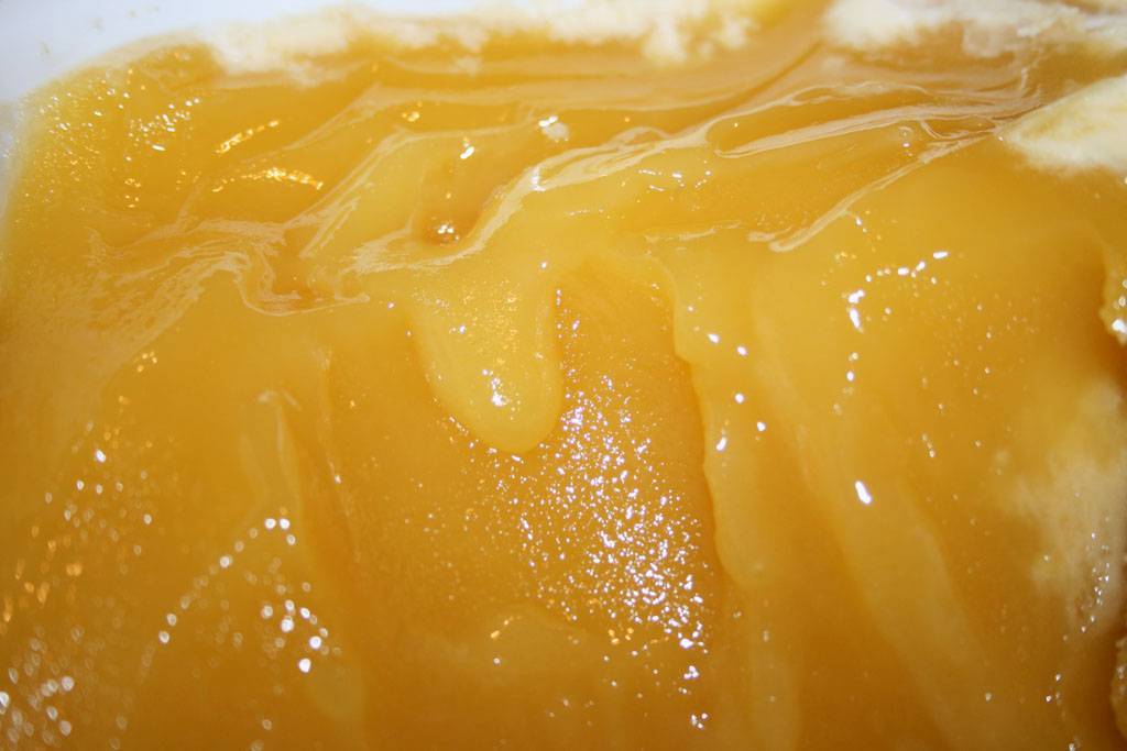 Должен ли засахариваться натуральный мёд: миф и правда