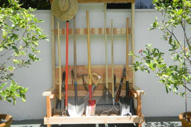 Для хранения лопат и граблей своими руками. порядок на даче: способы хранения садового инвентаря и других вещей (26 фото)